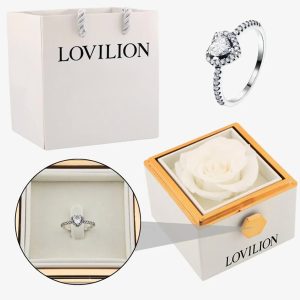 Doboz rózsával és gyűrűvel | HEARTISO_FEHÉRDOBOZ